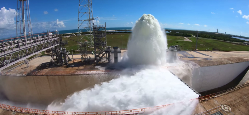 Videó: 1,7 millió liter vizet locsolt szét a NASA 1 perc alatt, nagyon látványos lett a végeredmény