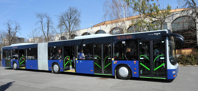 Fotó: ötajtós BKV-busz közlekedik Budapesten