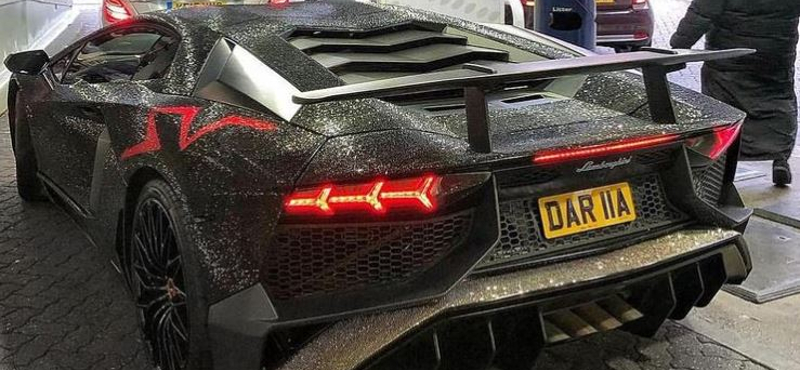 Összetörték a kétmillió Swarovski-kristállyal kirakott Lamborghinit