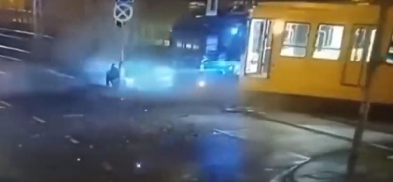 Kizuhant a sofőr a 124-es buszból, miután nekiütközött a 62-es villamos Zuglóban – videó