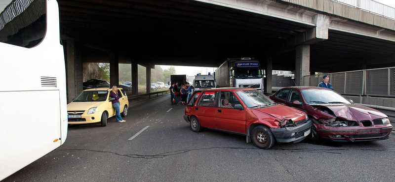 Busz és autók ütköztek, gigadugó alakult ki az M3-ason