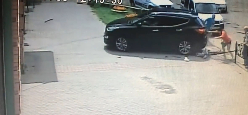 Gyermeket gázolt a bénázó autós, kiütötte a dühös apuka - videó