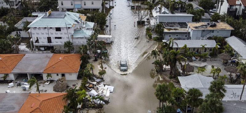 Videó: Drónfelvételről mutatják a Milton hurrikán pusztítását Floridában