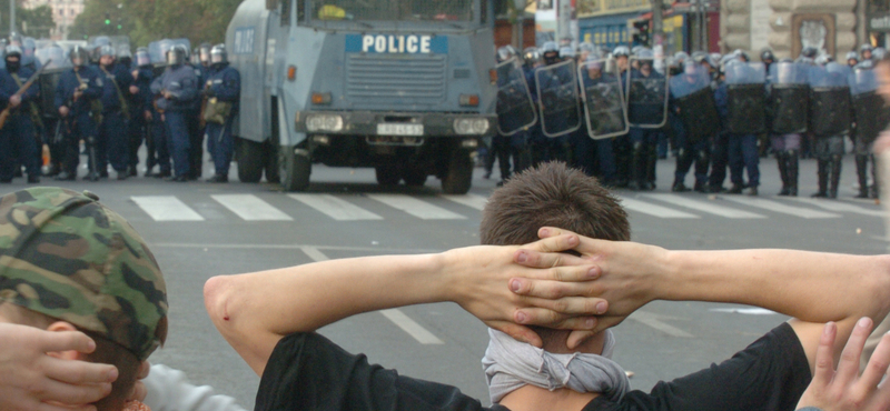 Tüntetők kaptak kártérítést 2006 miatt, több száz sérült rendőr még mindig nem 