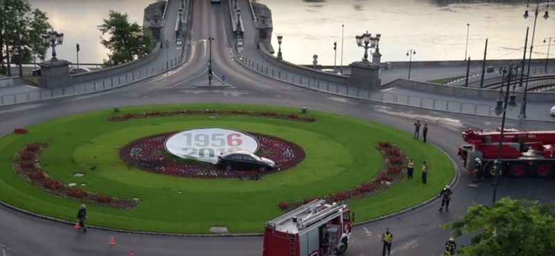 Videó: A Clark Ádám téri virágágyás kellős közepén landolt egy kocsi