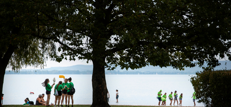 Olyan kevés víz volt a Balatonban, hogy rábukkantak egy vitorlásroncsra is