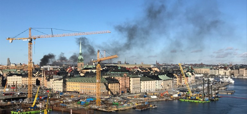 Felrobbant és lángba borult egy csuklós busz Stockholm belvárosában