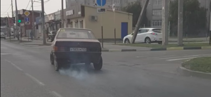 Törött hátsó tengellyel nyomott egy gázt a Lada sofőrje, nem lett jó vége – videó