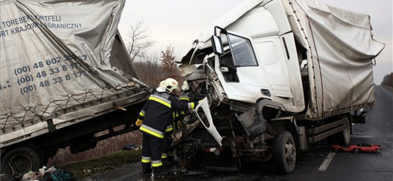 Súlyos balesetek sora a jeges utakon – a fotók