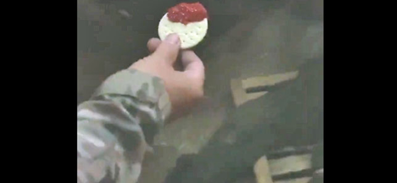 Erős Pistát etet egy magyarul beszélő ukrán katona egy hadifogollyal, hogy „kimenjen belőle az orosz szellem” - videó