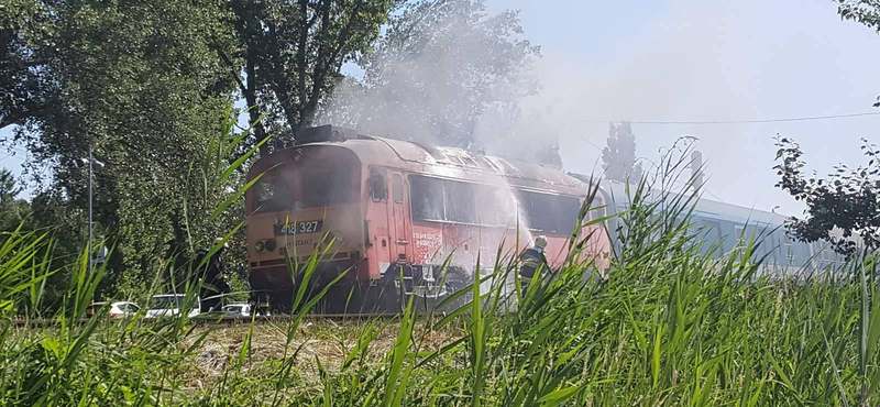 Kigyulladt egy mozdony Balatonkenesén – fotók