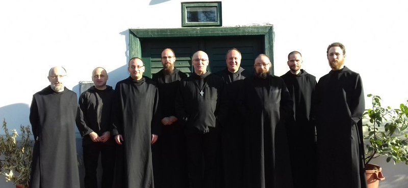 Bencés szerzetesek rockzenei válogatással várják a karácsonyt