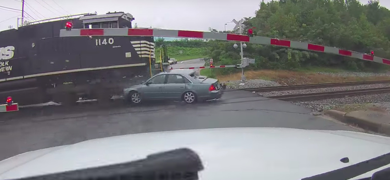 Ezért nem szabad elhamarkodottan a vasúti sínekre hajtani – videó