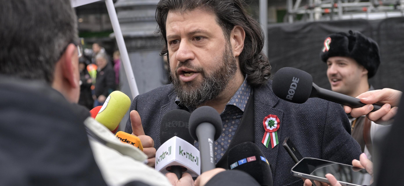 Puzsér Róbert az átláthatósági törvény megszavazásának elhalasztása ellenére is megtartja tüntetését a Kossuth téren