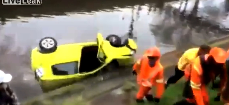 Videó: Ez történik az autóval, ha berágnak a brazil utcaseprők