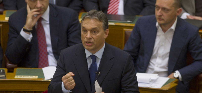 Parlament: Orbán beül és beleáll menekültügyben - percről percre