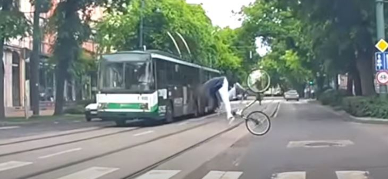 Hatalmas eséssel úszta meg a biciklis, hogy elüsse a busz – videó