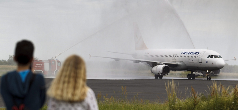 Vízfüggönnyel fogadták a tűzoltók a német turistákat Sármelléken