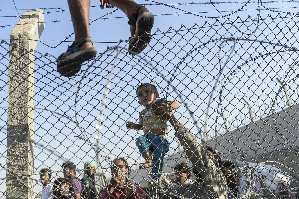 afp. Iszlám Állam - Szíriai menekültek 2015.06.14. szíriai menekültek áttörték a török határt - 7képei, évképei, menekült, migráns, benvándorló, bevándorlás