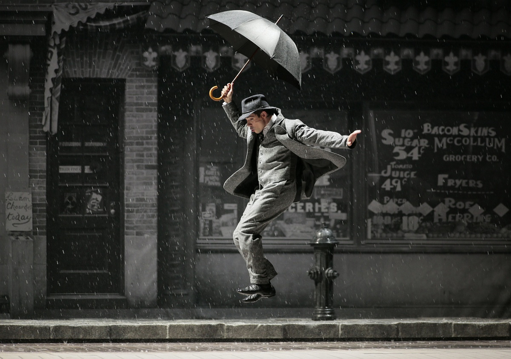 afp. hét képe - Párizs, Franciaország, 2015.03.09. ének az esőben, An actor performs during the general rehearsal of  Singin' in the rain directed by Robert Carsen, on March 9, 2015 on the stage of the Theatre du Chatelet in Paris.