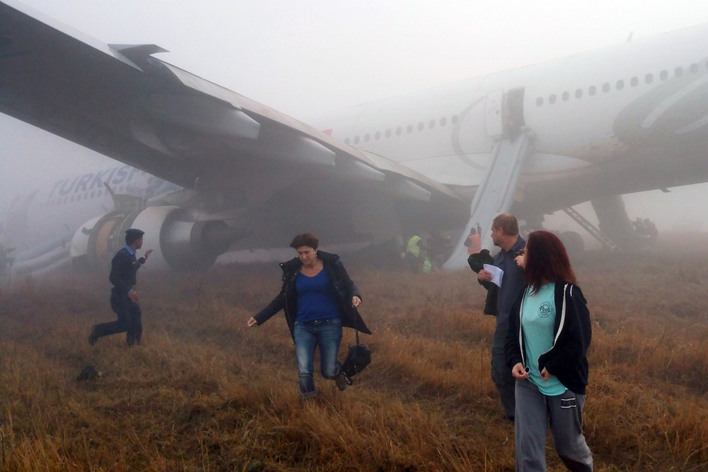 afp.15.03.04. - Katmandu, Nepál: repülőgép-baleset Nepálban - mobillal készült fotó - a Turkish Airways török légitársaság sérült Airbus A330-as utasszállítójának kimenekített utasairól a katmandui Tribhuvan nemzetközi repülőtéren - 7képei