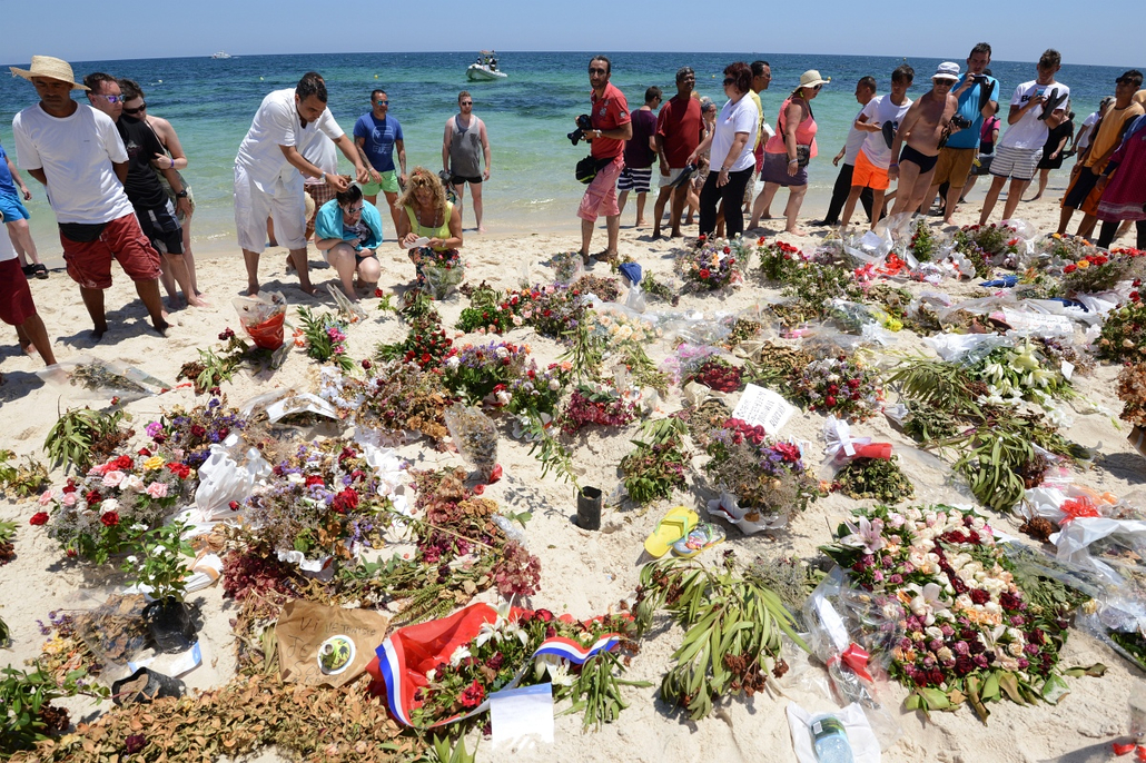 afp.15.07.03. - Sousse, Tunézia: megelmékezés az ISIS dzsihadista szervezet fegyveresei által elkövetett terrortámadás áldozataira. - 7képei, Tunézia, ISIS, Tunéziai merénylet