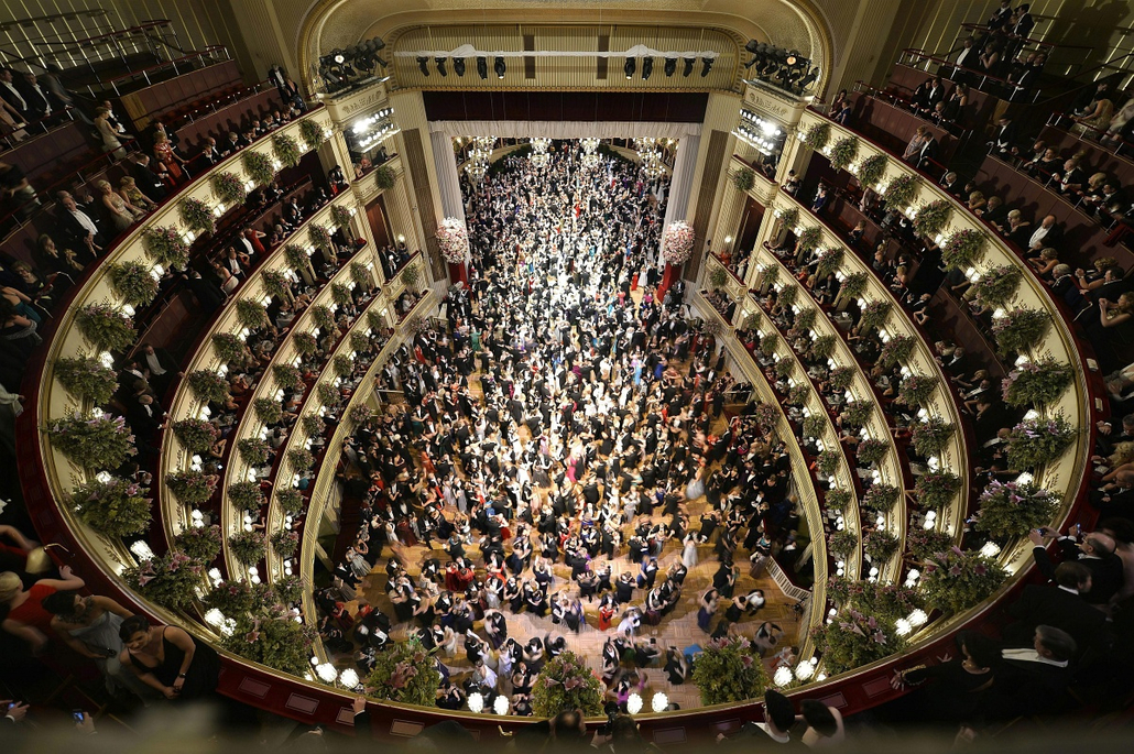 epa. Bécsi Operabál 2015.02.13. Zsúfolásig tele vendéggel a táncterem az 59. bécsi Operabálon a bécsi Állami Operaházban 2015. február 12-én. 