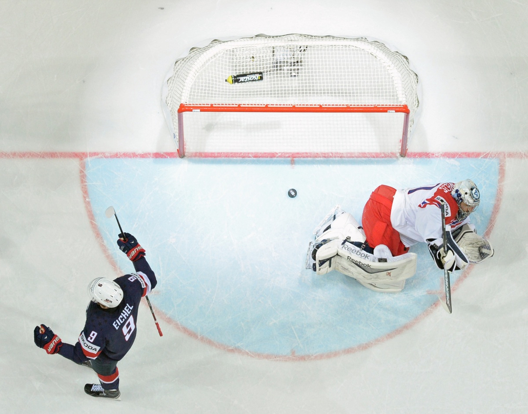 afp.15.05.17. - Prága, Csehország: A cseh Ondrej Pavelec és a amerikai Jake Eichel küzdelme a bronzéremért a Prágában rendezett jégkorong-világbajnokságon május 17-én. - évképei, hoki, jégkorong