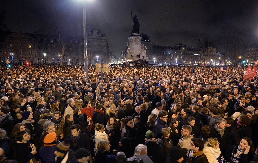 afp.15.01.07. - Párizs, Franciaország: részvétnyivánítás, megemlékezés - lövöldözés a Charlie Hebdo szerkesztőségében - lövöldözés Párizsban