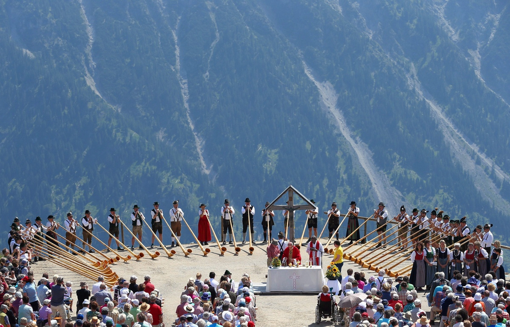 epa.15.07.19. - Oberstdorf, Németország: Ötven alpesi kürtös, az Euregio együttes tagjai együtt zenélnek Szent Jakabnak, a havasi pásztorok védnökének tiszteletére a Fellhorn-csúcson, a németországi Oberstdorf közelében  - 7képei