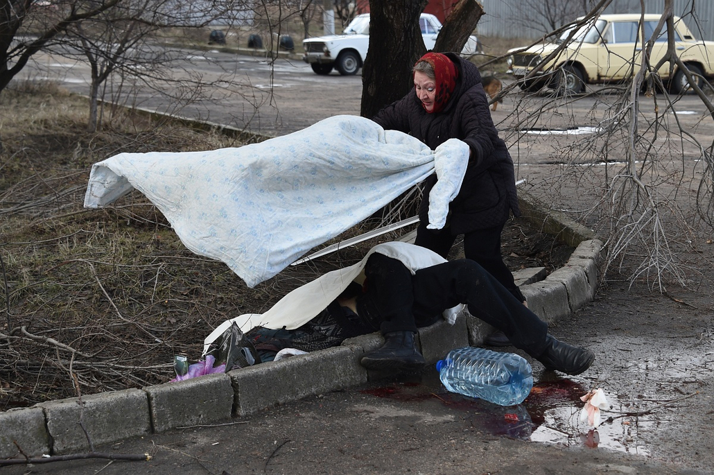 afp.15.02.04. - Donyeck, Ukrajna: gránáttalálat után Donyeckben. - 7képei