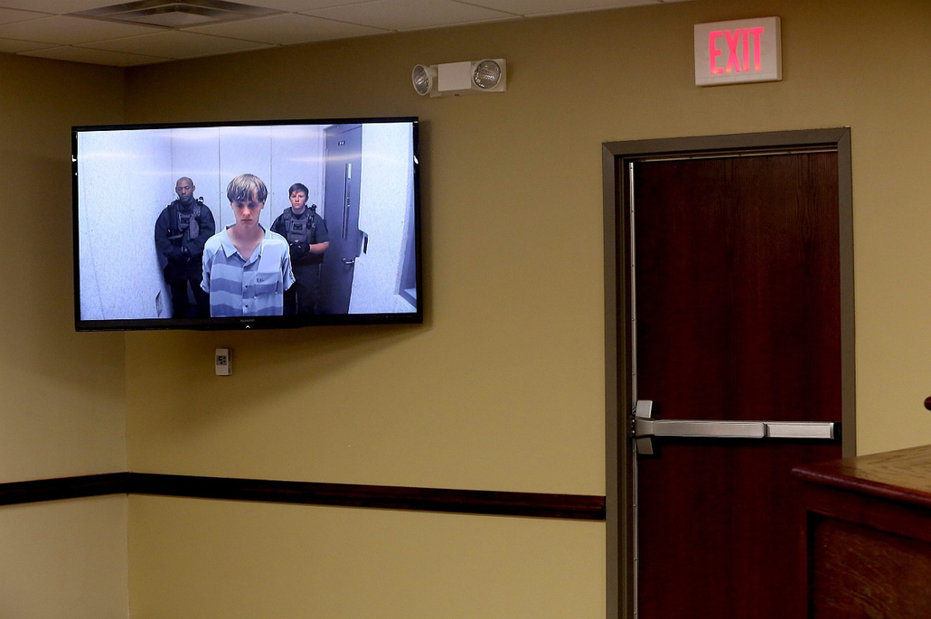 epa.15.06.19. - Charleston, South Carolina, USA: Televíziós felvétel a charlestoni tömegmészárlással gyanúsított Dylann Storm Roof (k) kihallgatásáról egy charlestoni bíróságon - évképei