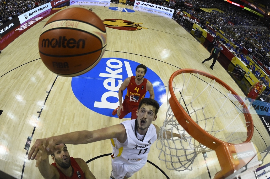 afp.15.09.10. - Berlin, Németország: A spanyol Felipe Reyes és a német Tibor Pleiss harca a labdáért az EuroBasket B csoport mérkőzésén. - évképei, sport