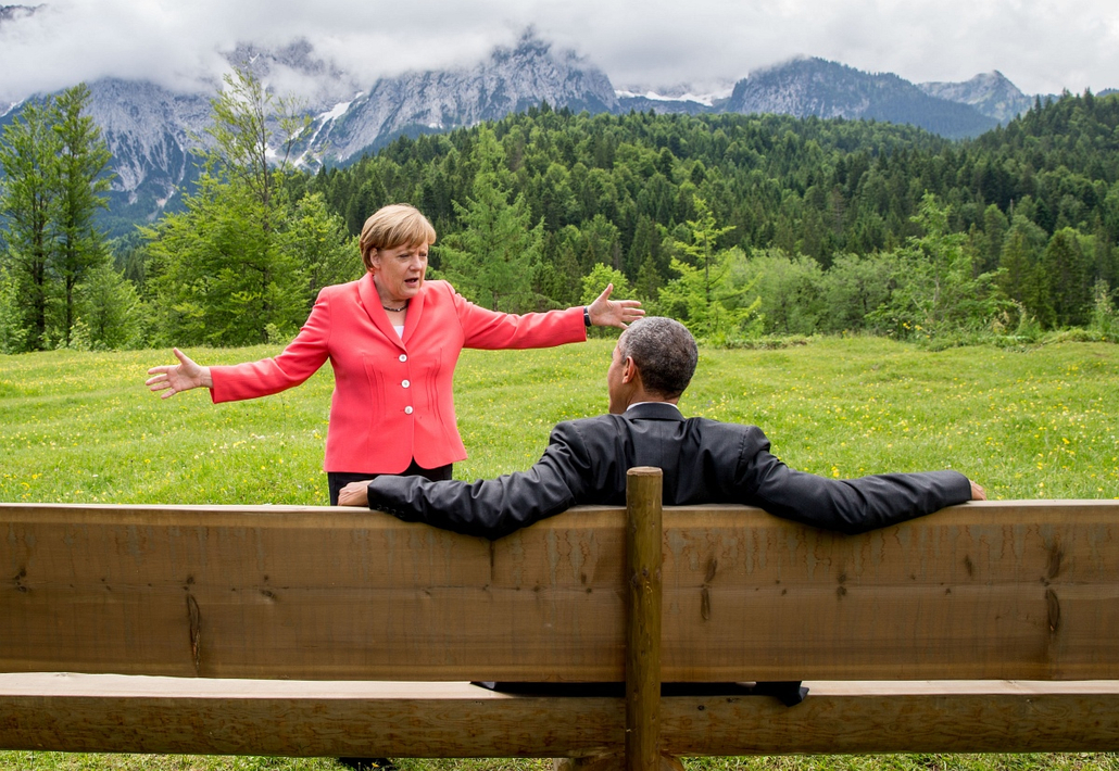 afp.15.06.08. - Elmau, Németország: Angela Merkel és Barack Obama eszmecseréje az Elmau Castle kertjében a G7 csúcstalálkozón - 7képei, évképei