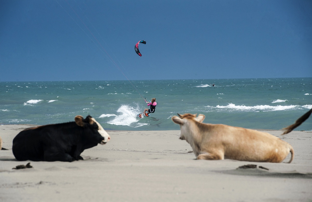 afp.15.05.19. - Ulcinj, Montenegró: Kite-szörfös a montenegrói Ulcinj tengerpartján - 7képei