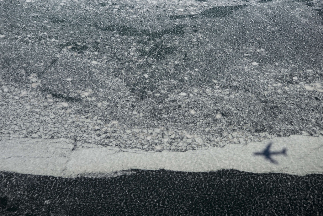 afp. hét képei - Cleveland, Egyesült Államok, 2015.03.18. Air Force One's shadow is seen as on a frozen Lake Erie as it transports US President Barack Obama to Cleveland-Hopkins International Airport March 18, 2015 in Cleveland, Ohio. Obama is traveling t