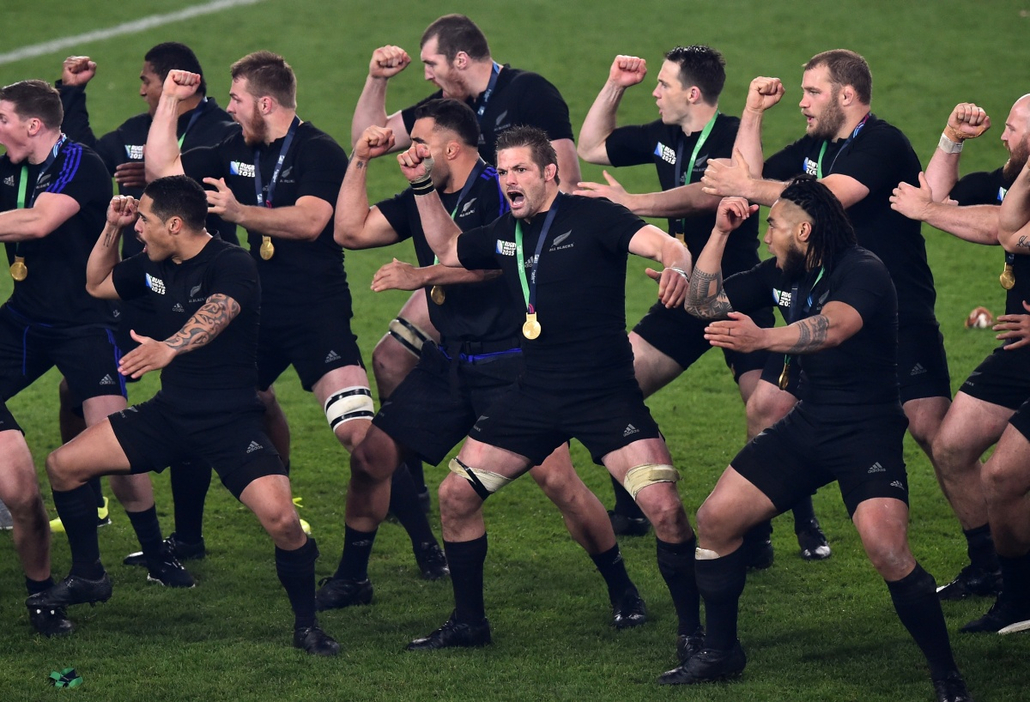 afp.15.10.31. - London, Egyesült Királyság: Az új-zélandi Richie McCaw kapitány és csapata a haka harci tánc közben, miután Új-Zéland győzött Ausztrália ellen a rögbi-világbajnokság döntőjében - évképei, sport, rugby