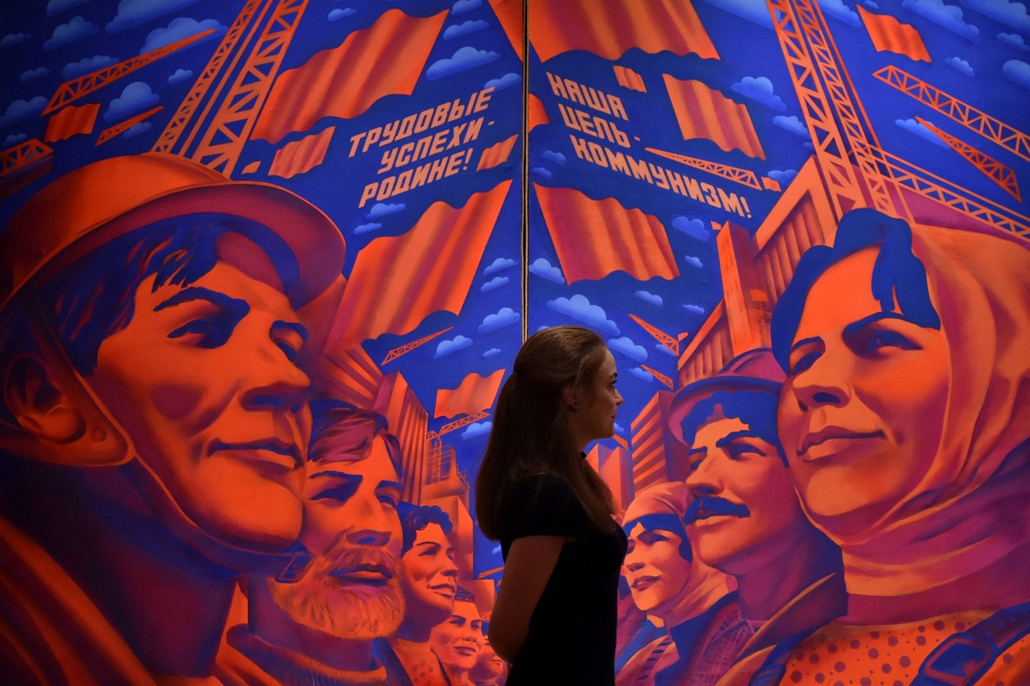 afp. hét képei - 2015.04.01. Moszkva, Oroszország, A woman looks at the painting Implementing the Resolutions of the 26th Party Congress by Andrei Bondarev at the exhibition Hyperrealism. When Reality Becomes Illusion at the Tretyakov Gallery on Krymsky V