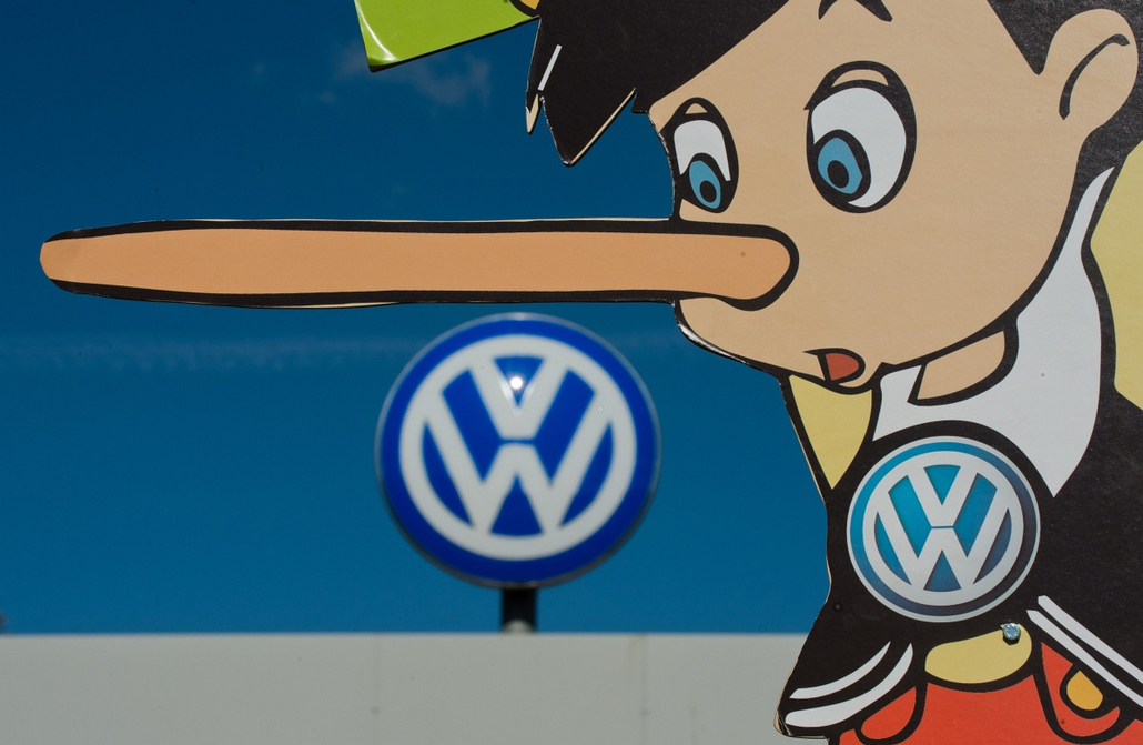 20150926004 - afp.15.09.25. - Wolfsburg, Németország: A Greenpeace nemzetközi környezetvédő mozgalom Pinocchiót ábrázoló plakátja a Volkswagen német járműgyártó csoport wolfsburgi gyárkaluja előtt  - 7képei, Volkswagen