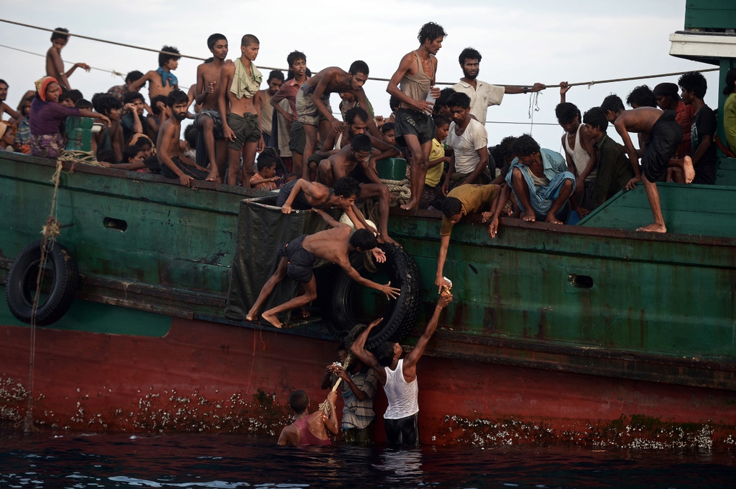 afp.15.05.14. - Thaiföld: Helikopterből dobdtak le élelmiszert rohingya menekülteknek a thaiföldi Koh Lipe sziget közelben. - menekült, bevándorló, bevándorlás, migráns