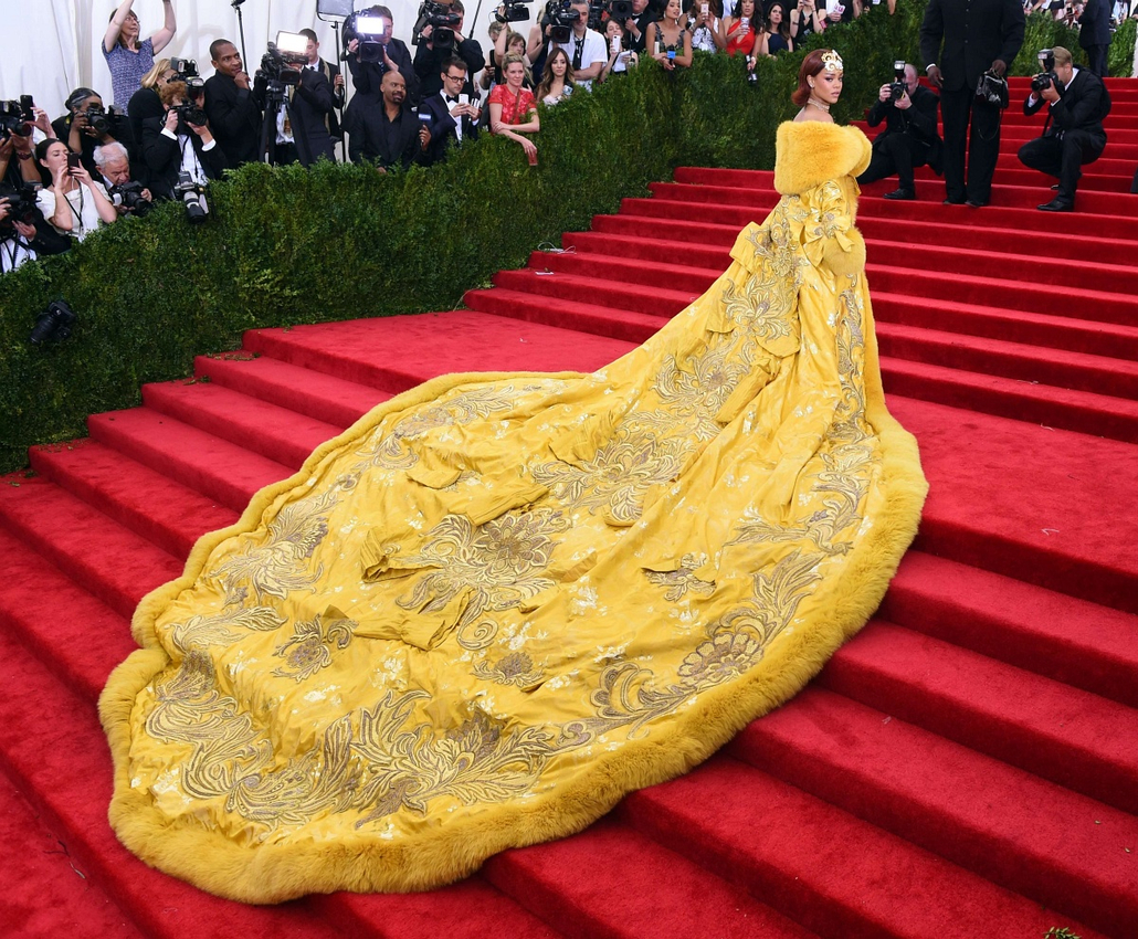 afp. hét képei  - New York, Egyesült Államok, 2015.05.04. Rihanna  arrives at the 2015  Metropolitan Museum of Art's Costume Institute Gala benefit in honor of the museum’s latest exhibit China: Through the Looking Glass May 4, 2015 in New York.   