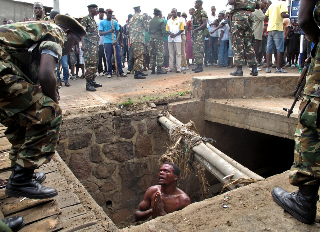 afp.15.05.07. - Bujumbura, Burundi: lincselés elől menekülő férfi (végül a katonaság mentette meg - szöveg!) - 7képei