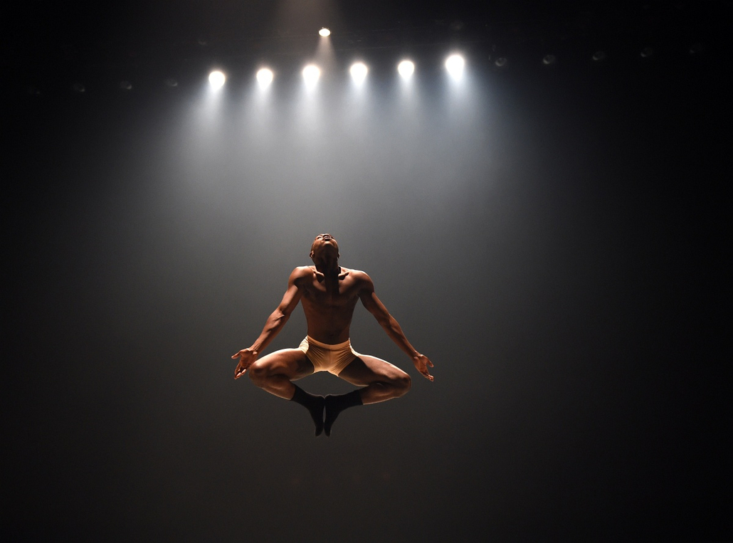 afp. hét képei - New York, Egyesült Államok, 2015.03.17. Dancers from Ailey II perform a scene from Hissy Fits during the New York season dress rehearsal before opening night at the Joyce Theater in New York March 17, 2015. Ailey II is the the junior ense