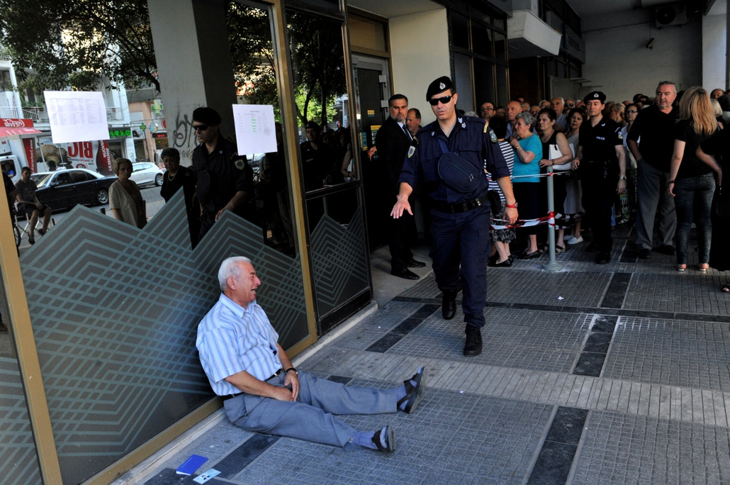 afp.15.07.03. - Thesszaloniki, Görögország: Az idős Giorgos Chatzifotiadis a nemzeti bank egyik fiókja előtt Thesszalonikiben július 3-án. A maximálisan felvehető összeg 120 euró lett. - évképei, görög válság, görög csőd, Görög adósság