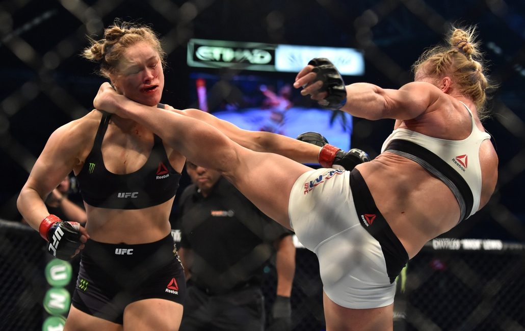 afp.15.11.15. - Melbourne, Ausztrália: Az amerikai Holly Holm (jobbra) utolsó rúgása honfitársa, Ronda Rousey felé az UFC bajnokságon kevert küzdősportok ágában, az MMA-ban. - évképei, sport, MMA