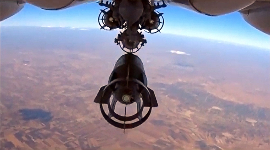 20151010006 - afp. hét képei - Szíria, 2015.10.06. videó, Szu-24M, bomba, A video grab made on October 6, 2015, shows an image taken from a footage made available on the Russian Defence Ministry's official website on October 5, purporting to show a Russia