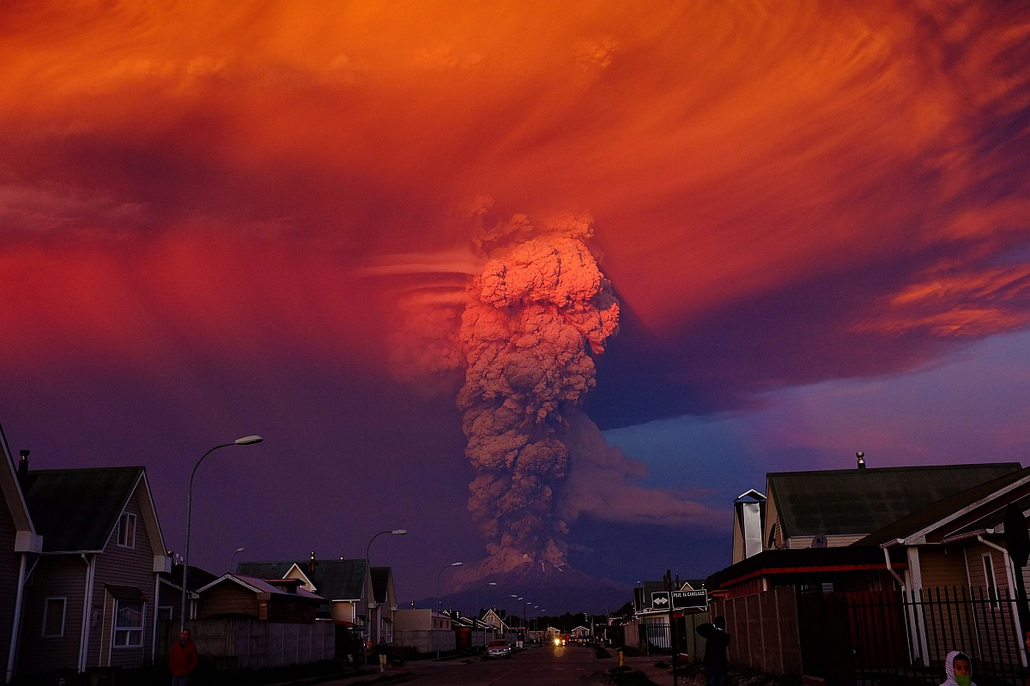 epa.15.04.23. - Puerto Montt, Chile: Sűrű füstoszlop a 43 éve alvó Calbuco vulkán felett. Az ország déli részében, a fővárostól 1300 kilométerre délre lévő tűzhányó 20 kilométeres körzetében elrendelték a lakosság evakuálását. - évképei - 20150909008