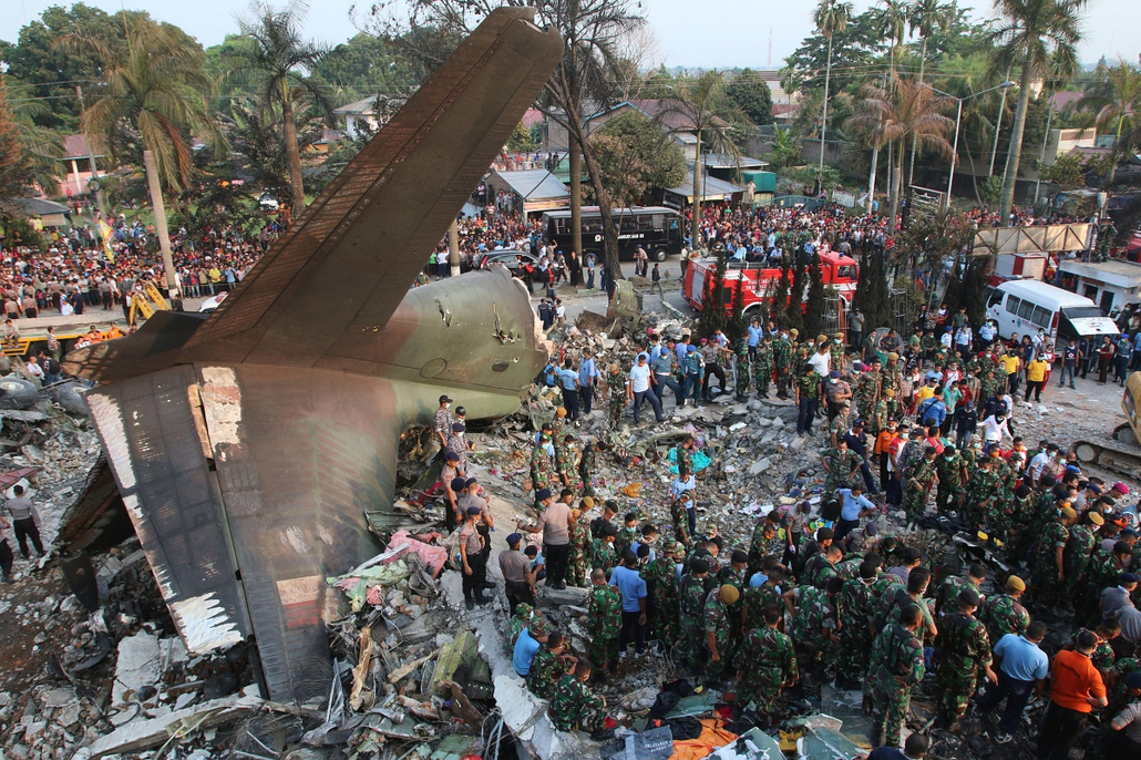 afp.15.06.30. - Medan, Indonézia: Mentőcsapatok a lezuhant C-130 Hercules repülőgép roncsainál. - 7képei, repülőgép, repülőgépbaleset