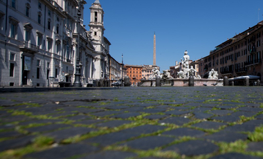 Fotó: Olyan kihalt a Piazza Navona, hogy kisarjadt a fű a kockakövek között