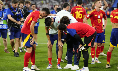 Videó: Centiken múlt, hogy súlyos sérülést okozzon a pályára rohanó szurkoló a spanyol–francia meccs után